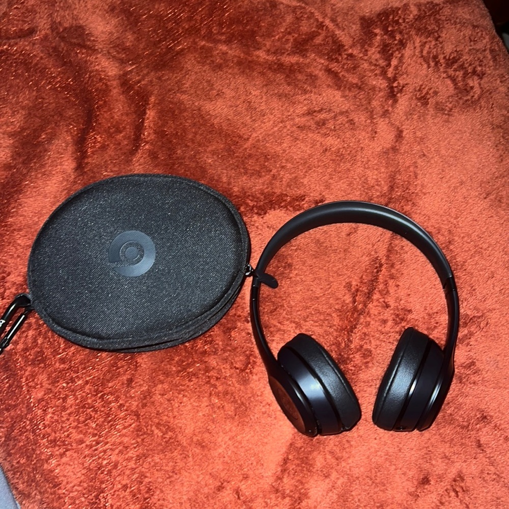 Wireless Black Beats w Case and Charger